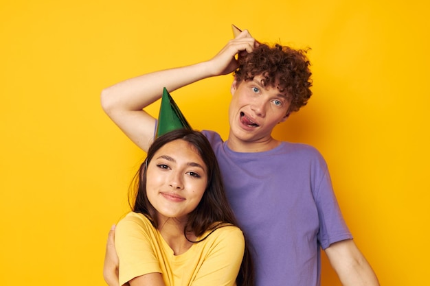 Maglietta multicolore delle giovani coppie con la festa dei cappelli