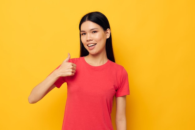 Magliette rosse della donna che posano lo sfondo isolato in stile moderno inalterato