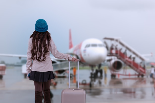 Maglione da portare della donna asiatica di viaggio