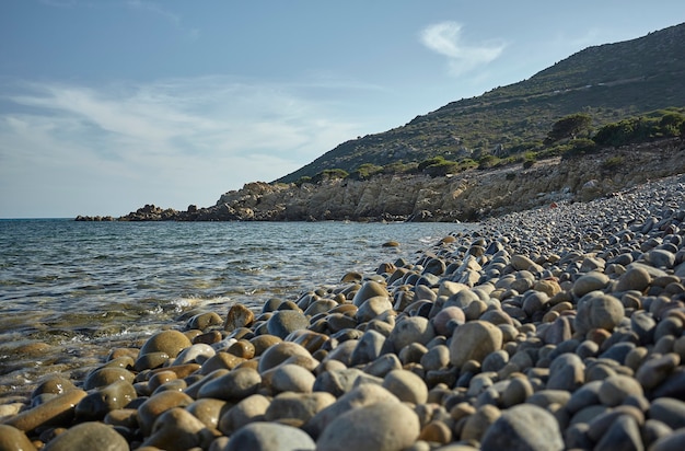 Magnifica veduta della spiaggia di Punta Molentis in Sardegna, scattata durante l'estate