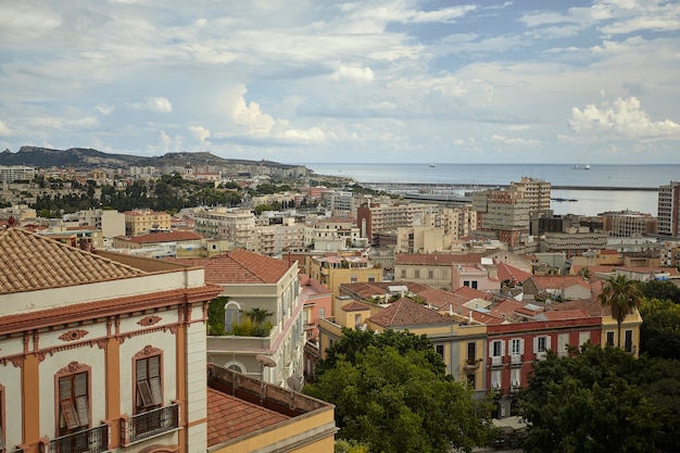 Magnifica vista dall'alto di un quartiere di Cagliari con i suoi edifici tipici e colorati