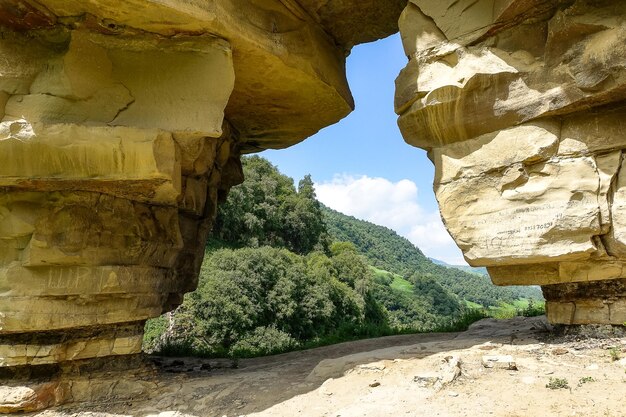 Magnifica vista dell'arco di roccia sul passo Aktoprak nel Caucaso Russia giugno 2021