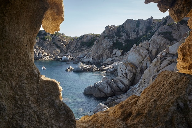 Magnifica vista naturale della costa del sud Sardegna con montagne di granito a picco sul mare