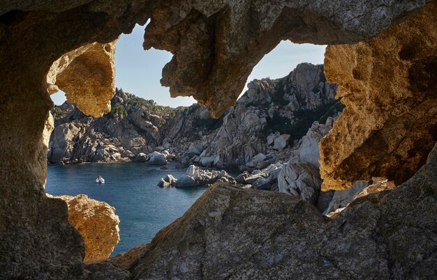 Magnifica vista naturale della costa del sud Sardegna con montagne di granito a picco sul mare