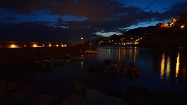 magnifica vista sul porticciolo di Camogli luci e colori si riflettono sul mare creando un