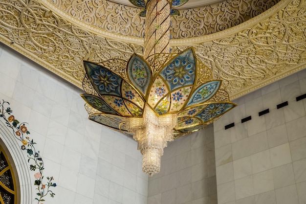 Magnifici interni della Grande Moschea dello Sceicco Zayed ad Abu Dhabi