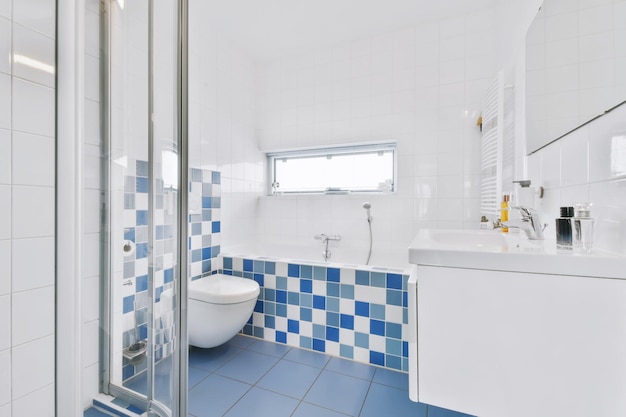 Magnifico bagno con pavimento piastrellato blu e doccia