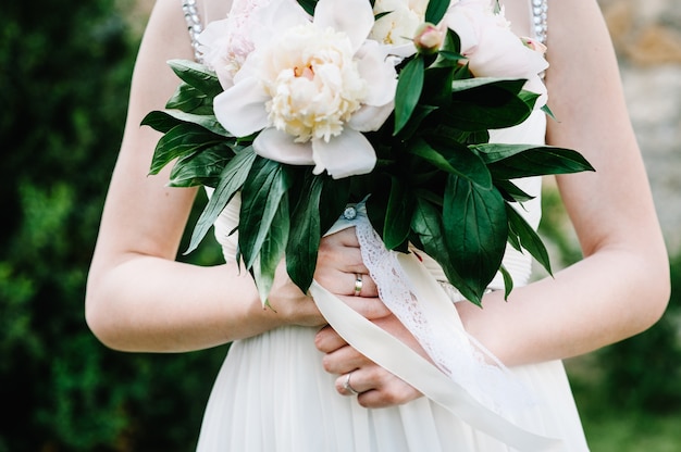 Magnifico bouquet da sposa di peonie.