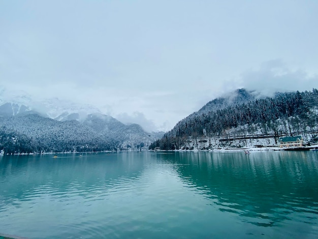Magnifico paesaggio del lago sullo sfondo delle montagne Lago di montagna invernale Ritsa
