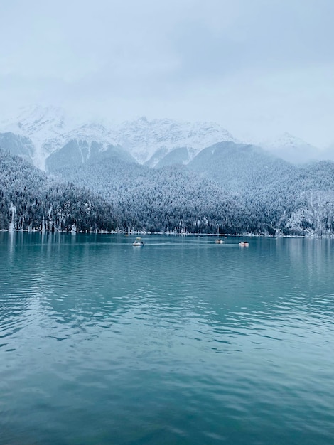 Magnifico paesaggio del lago sullo sfondo delle montagne Lago di montagna invernale Ritsa