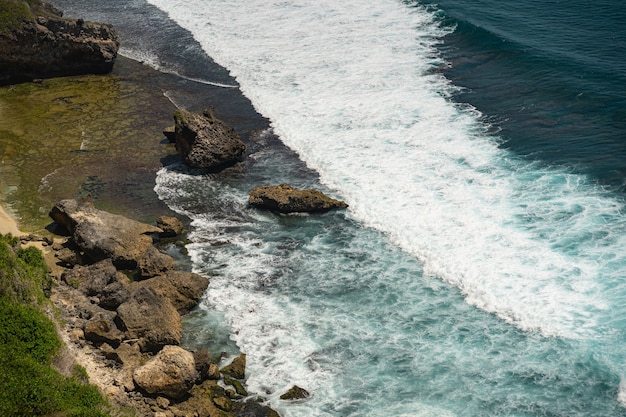 Magnifico paesaggio di onde che si infrangono sulla scogliera costiera foto d'archivio