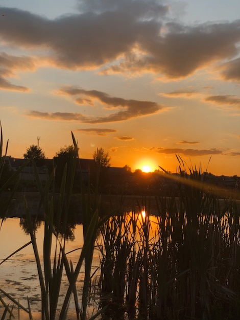 Magnifico tramonto sul lago con nuvole favolose