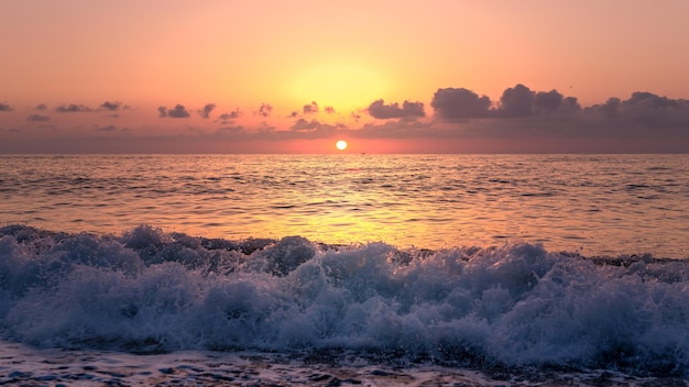 Magnifico tramonto sulle dolci onde del caldo mare tropicale