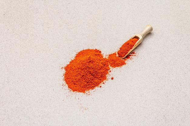 Magyar rosso brillante polvere di paprika dolce. Ingrediente tradizionale per cucinare cibi sani. Paletta di legno, pietra di cemento