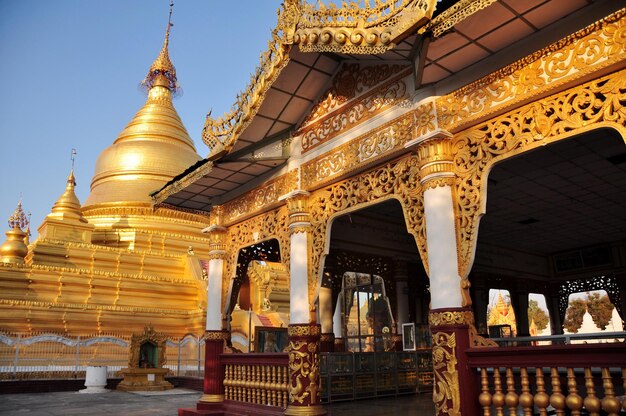 Maha Lawka Marazein stupa d'oro del tempio della pagoda di Lawkamanisula o santuario dell'iscrizione di Kuthodaw per i birmani e i viaggiatori stranieri visitano il rispetto pregando a Mandalay Myanmar