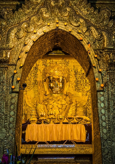 Mahamuni Buddha o Maha Myat Muni Buddha immagine a Mandalay,