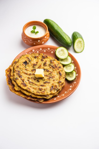 Maharashtrian Kakdi Thalipeeth o paratha di cetriolo punjabi, preparato con kheera fresco grattugiato per colazione e servito insieme allo yogurt