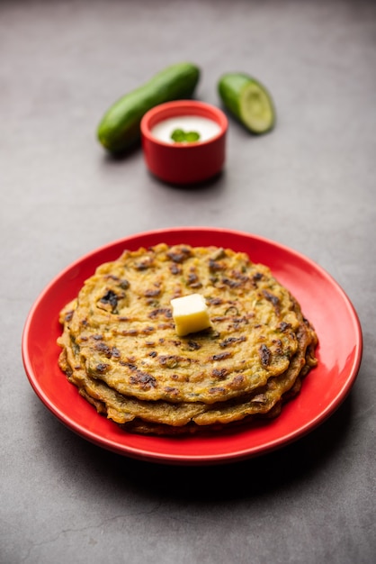 Maharashtrian Kakdi Thalipeeth o paratha di cetriolo punjabi, preparato con kheera fresco grattugiato per colazione e servito insieme allo yogurt