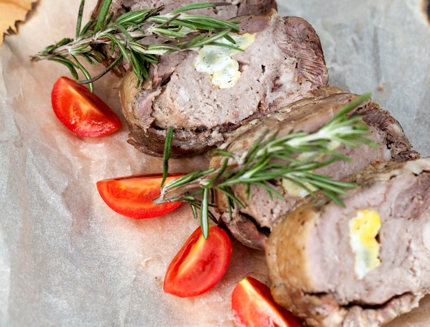 Maiale al forno con uova all'interno della carne