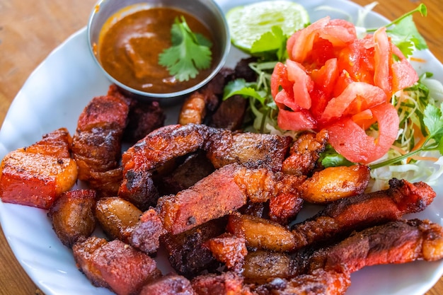 Maiale alla griglia arrosto fritto piccante con chutney alla nepalese