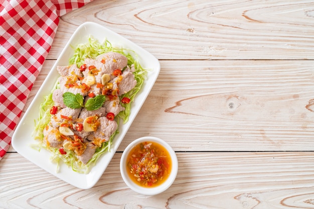 Maiale bollito con aglio e salsa al peperoncino