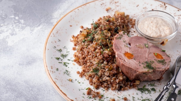 Maiale bollito con cereali di grano saraceno. Copia spazio