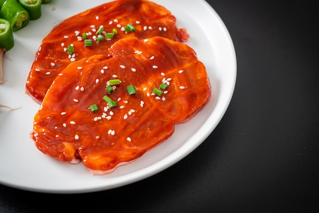 Maiale coreano marinato o maiale fresco crudo marinato con pasta piccante coreana