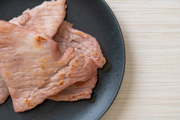 maiale essiccato al sole fritto sulla piastra