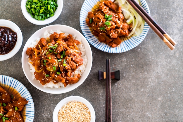 maiale fritto con salsa piccante coreana (bulgogi) in cima riso