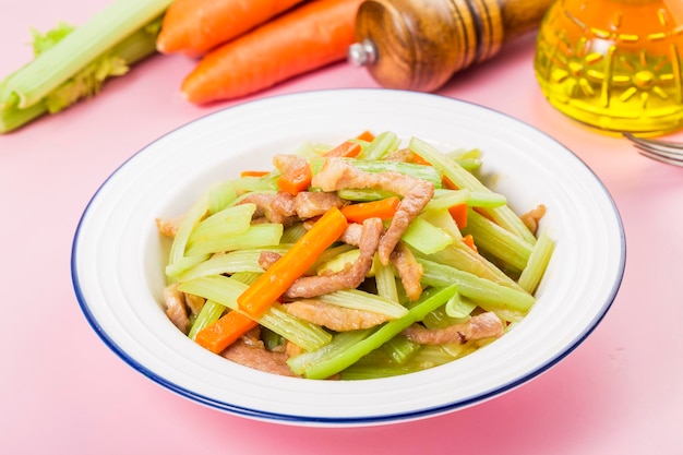 Maiale fritto di cucina cinese con sedano