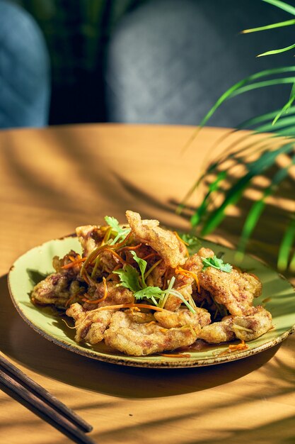 Maiale fritto in pastella con carote e cetrioli con salsa agrodolce. cucina cinese