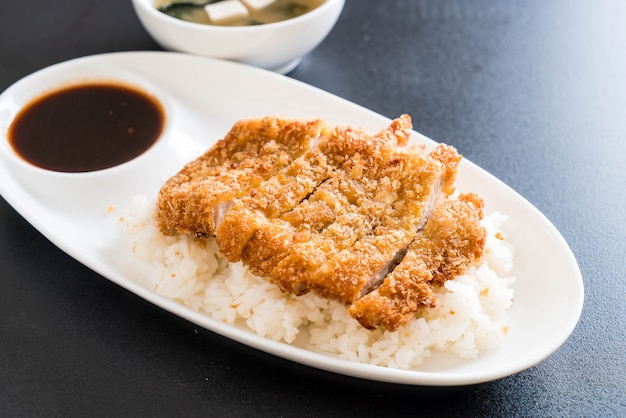 maiale fritto su riso sormontato (tonkatsu) con zuppa di miso