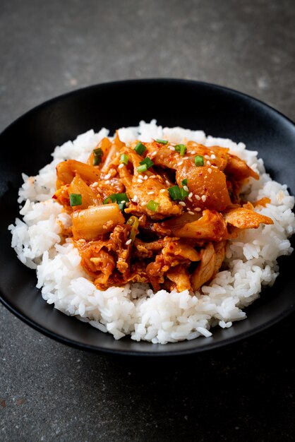 maiale saltato in padella con kimchi su riso sormontato