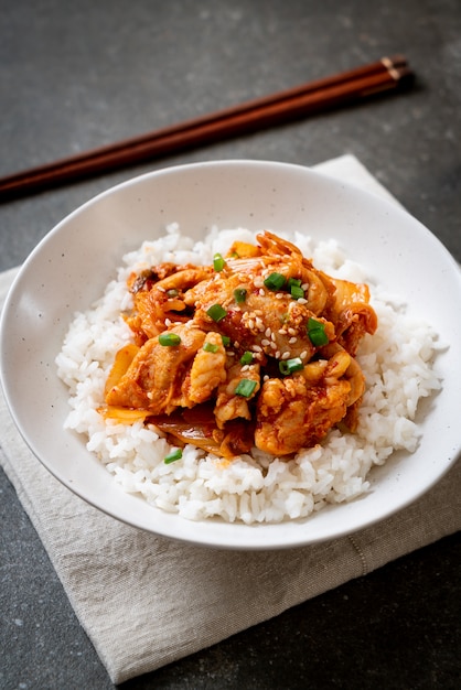 maiale saltato in padella con kimchi su riso sormontato