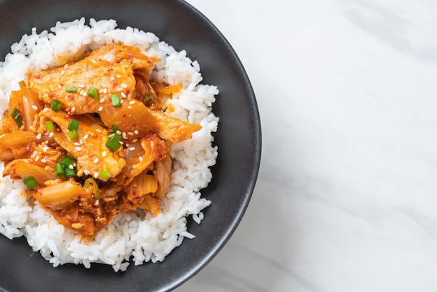 maiale saltato in padella con kimchi su riso sormontato