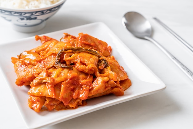 maiale saltato in padella con kimchi