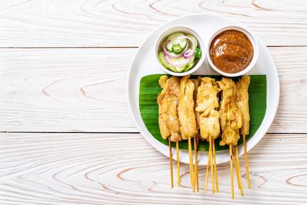 Maiale satay - Maiale alla griglia servito con salsa di arachidi o salsa agrodolce