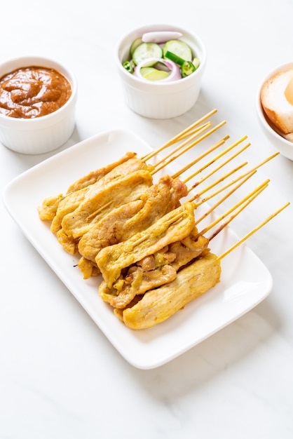 Maiale satay - Maiale alla griglia servito con salsa di arachidi o salsa agrodolce