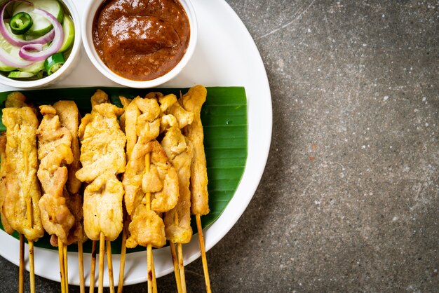 Maiale satay - Maiale alla griglia servito con salsa di arachidi o salsa agrodolce