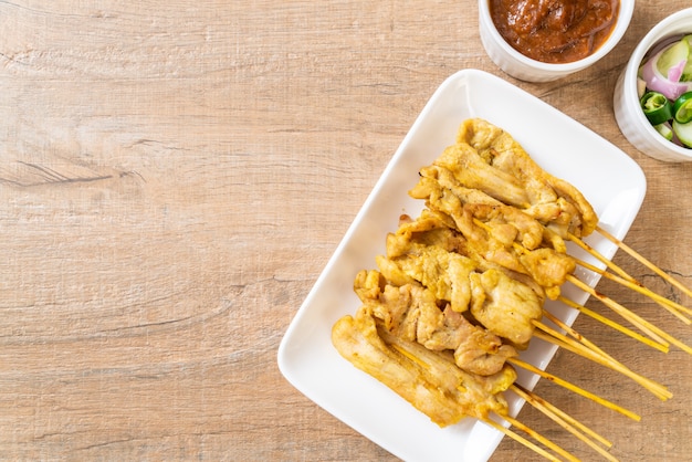 Maiale satay - Maiale alla griglia servito con salsa di arachidi o salsa agrodolce