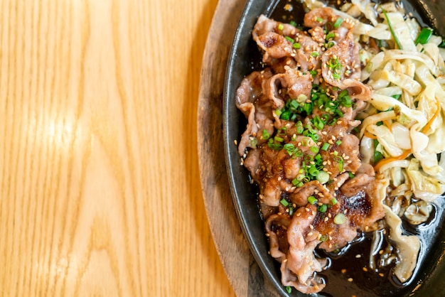 maiale teriyaki in padella calda con cavolo cappuccio