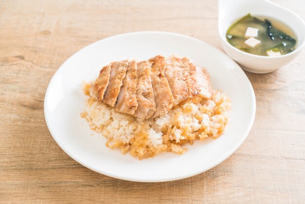 maiale teriyaki su riso sormontato con zuppa di miso