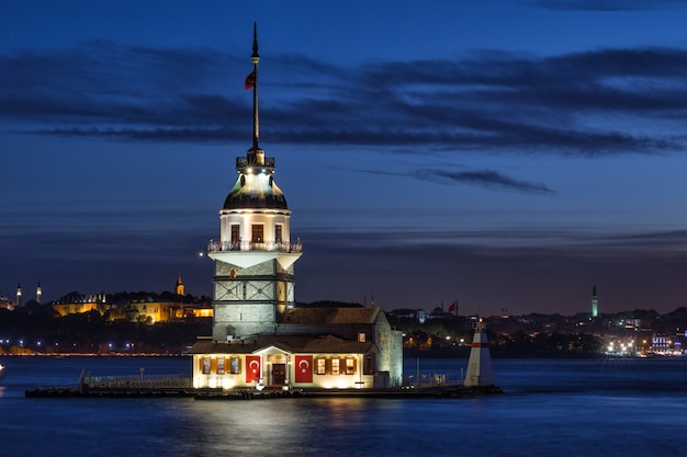 Maiden's Tower nel Bosforo di notte