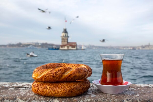 Maiden Tower e bagel turco con tè turco Istanbul Turchia