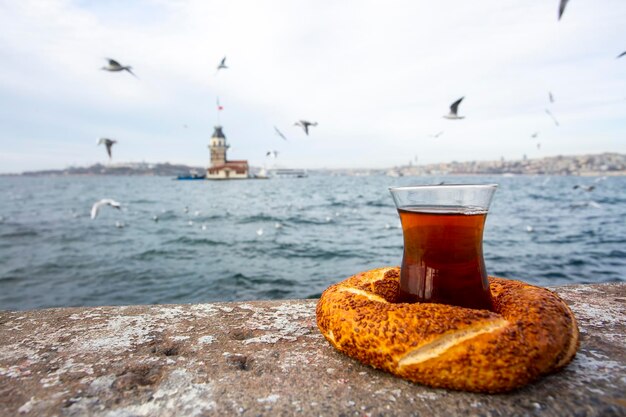 Maiden Tower Kiz Kulesi e tè turco bagel turco Istanbul Turchia