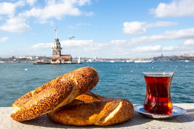 Maiden Tower (Kiz Kulesi) e tè turco, bagel turco, Istanbul / Turchia