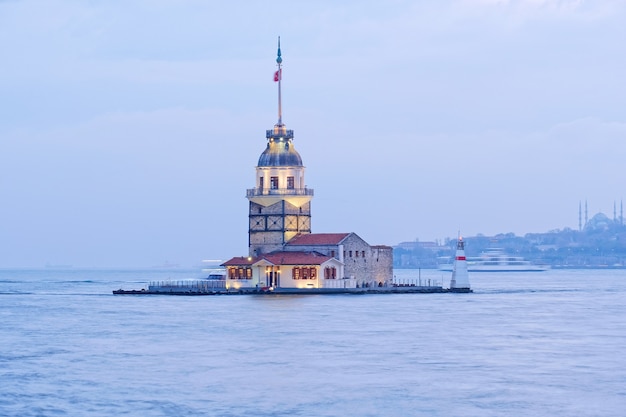 Maidens tower o kulesi vecchio faro a Istanbul in Turchia