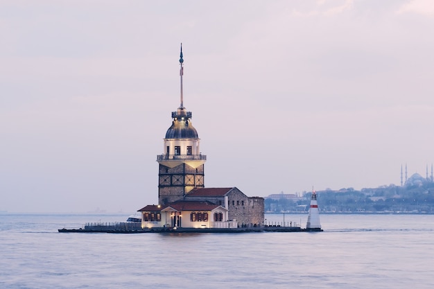 Maidens tower o kulesi vecchio faro a Istanbul in Turchia