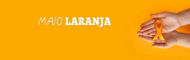 Maio laranja Mani che tengono un nastro arancione Protezione di bambini e adolescenti dalla violenza