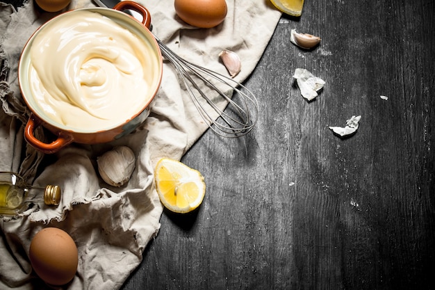 Maionese con uova, aglio e fette di limone.